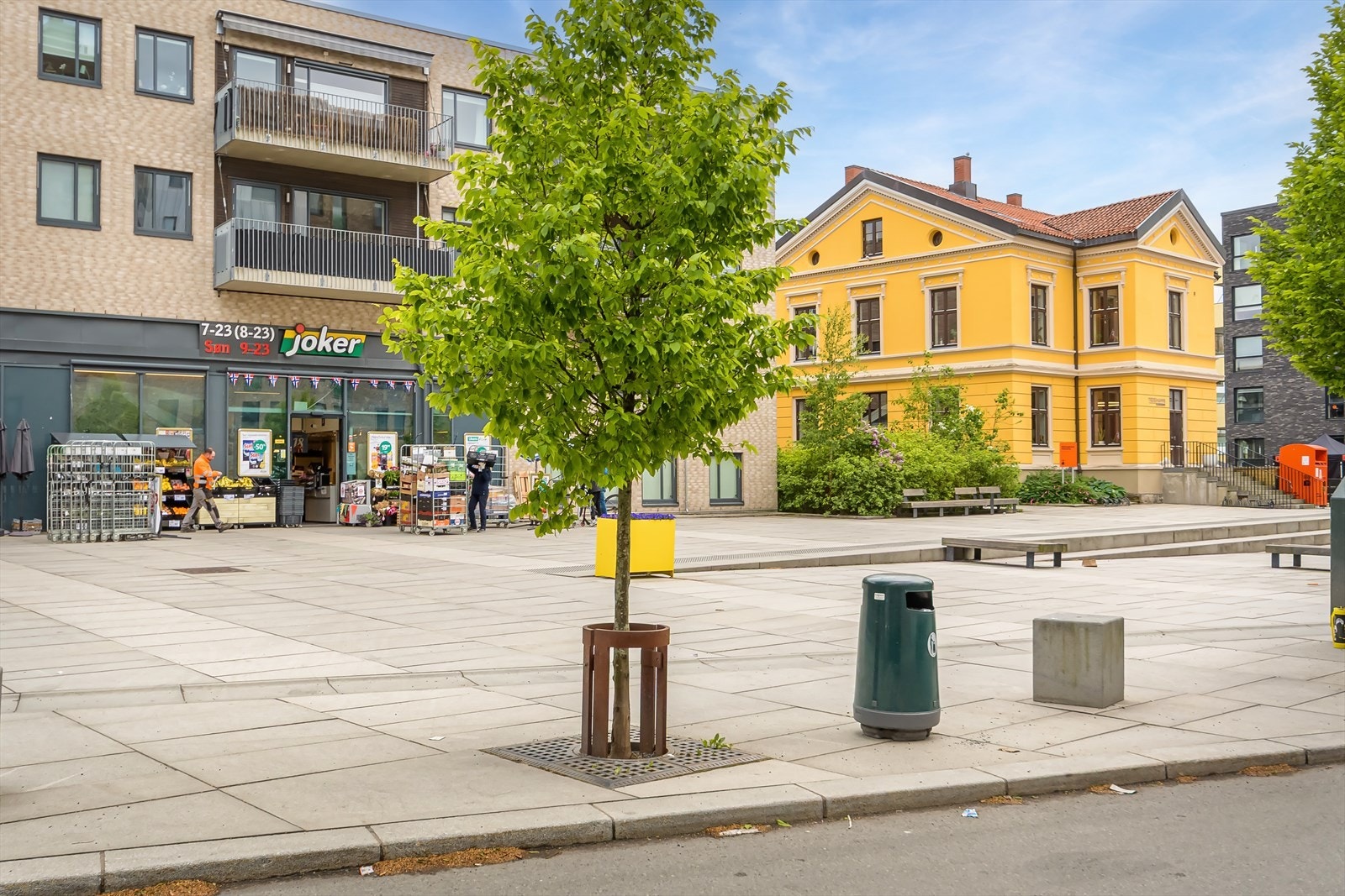 Søndagsåpne Joker ligger også i dette kvartalet, samt 10 min til Ensjø torg med t-bane, Spar og apotek Galleribilde