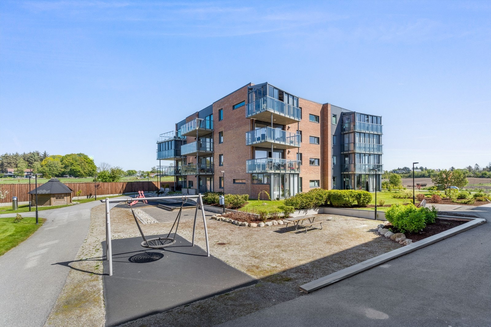 Randaberg sentrum ligger ca. 1,5 km unna. Her finner man butikker, lege, apotek, café og det man ellers trenger. Galleribilde