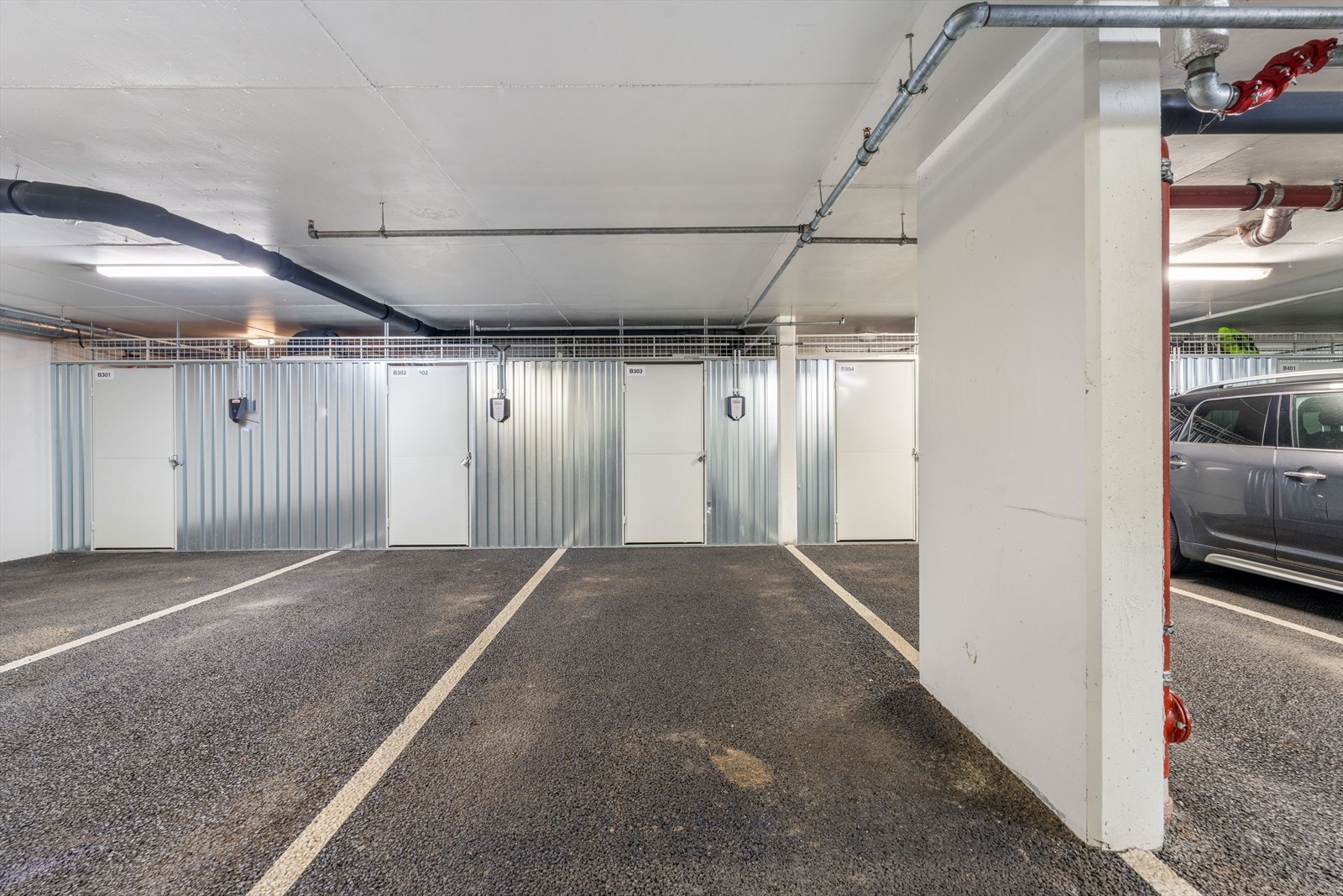 Fast parkering i lukket garasjeanlegg med el-bil lader. Bod for oppbevaring Galleribilde