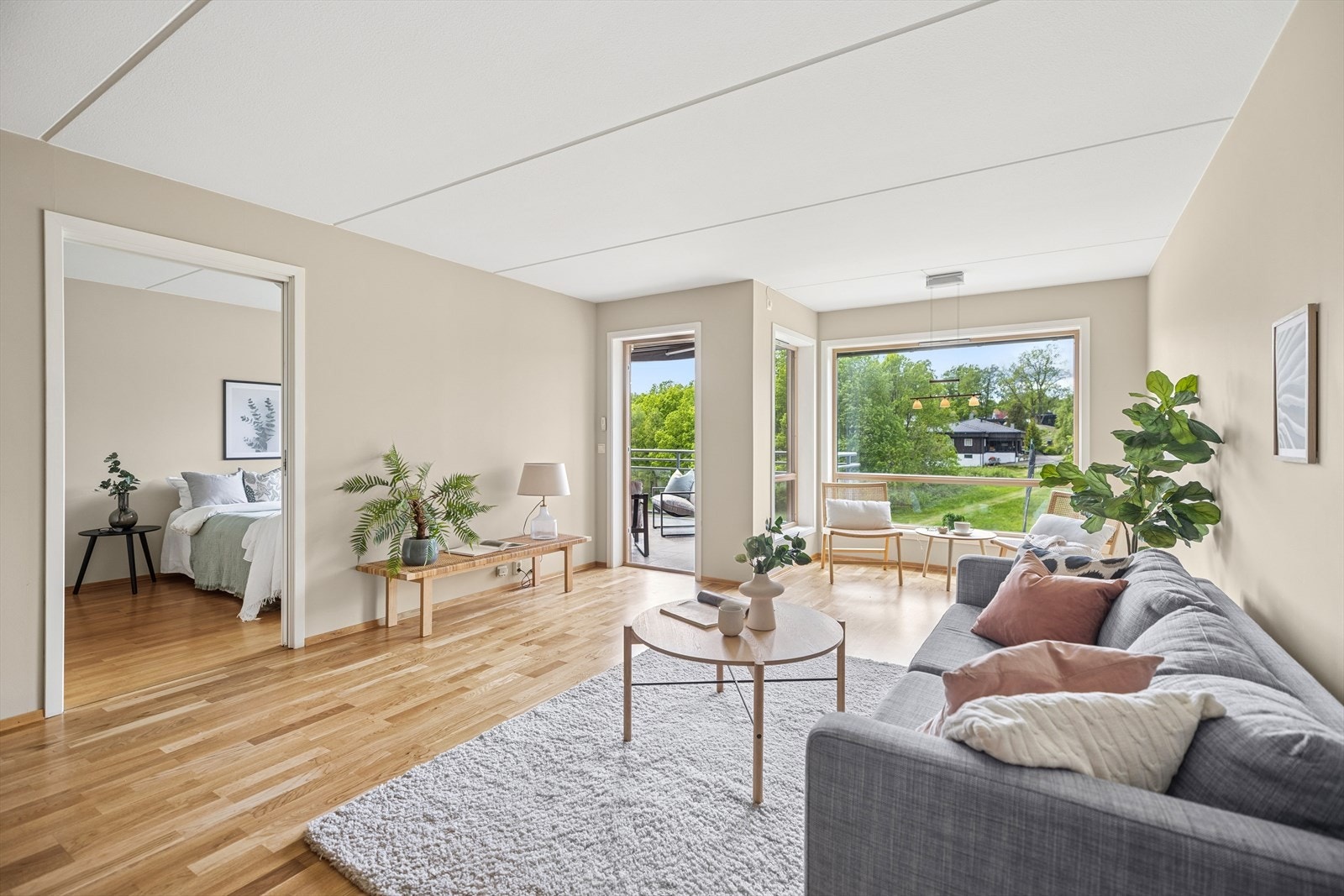 Innbydende stue med plass til sofa og spisebord. Galleribilde