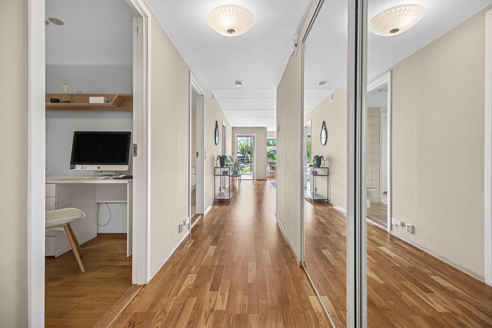 Her er god plass til yttertøy og sko i stor skyvedørsgarderobe med speilfronter. Galleribilde