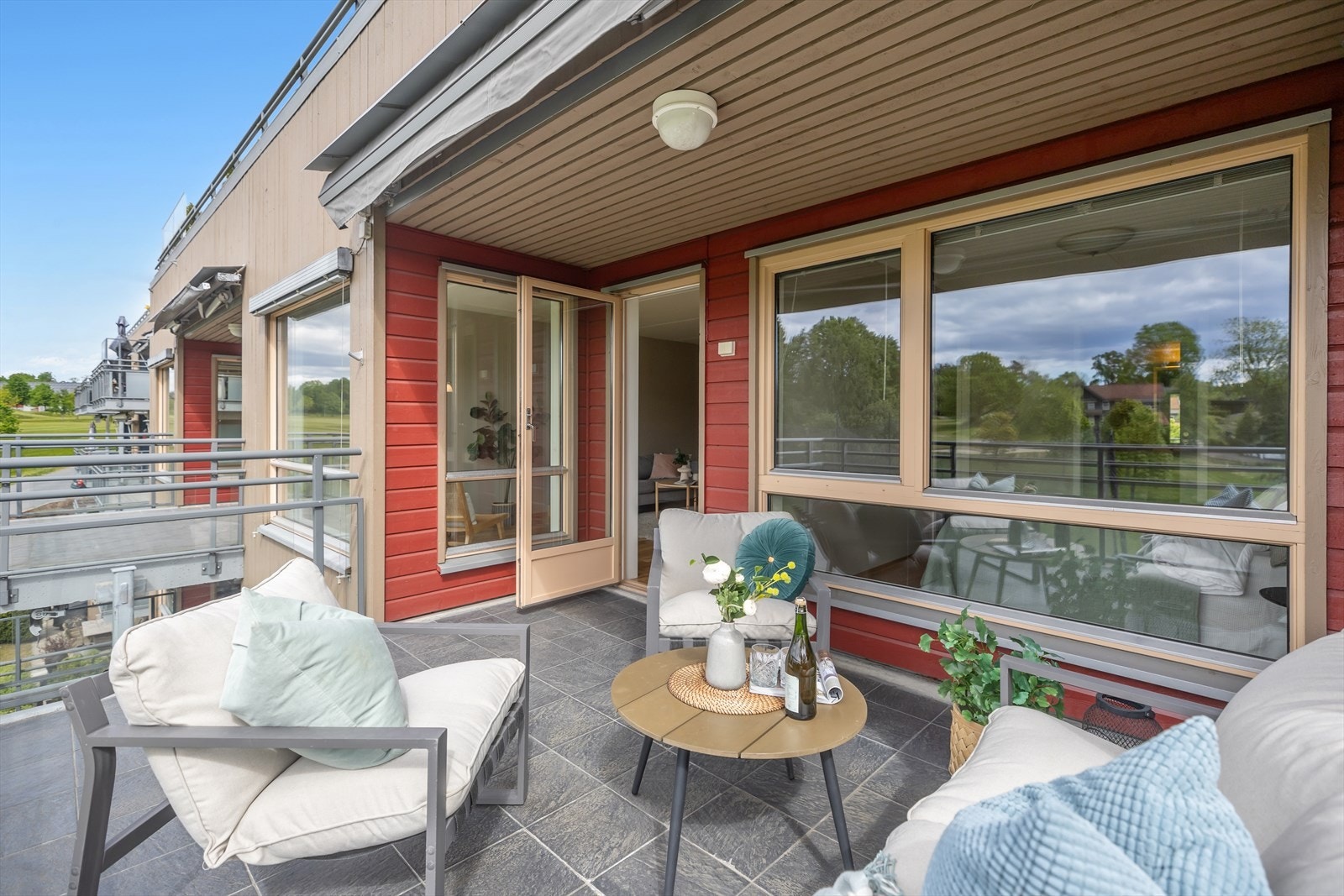 Leiligheten har en stor og solrik balkong med utsikt mot golfbanen. Galleribilde