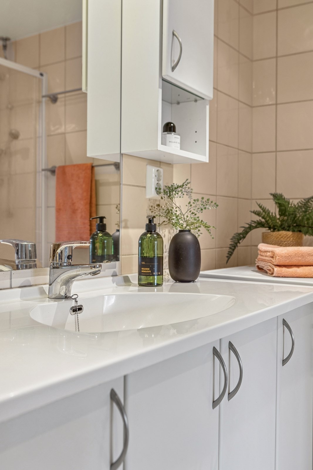 Badet fra byggeår har fliselagte vegger og gulv med elekstriske varmekabler, malte plater og downlights i tak. Galleribilde