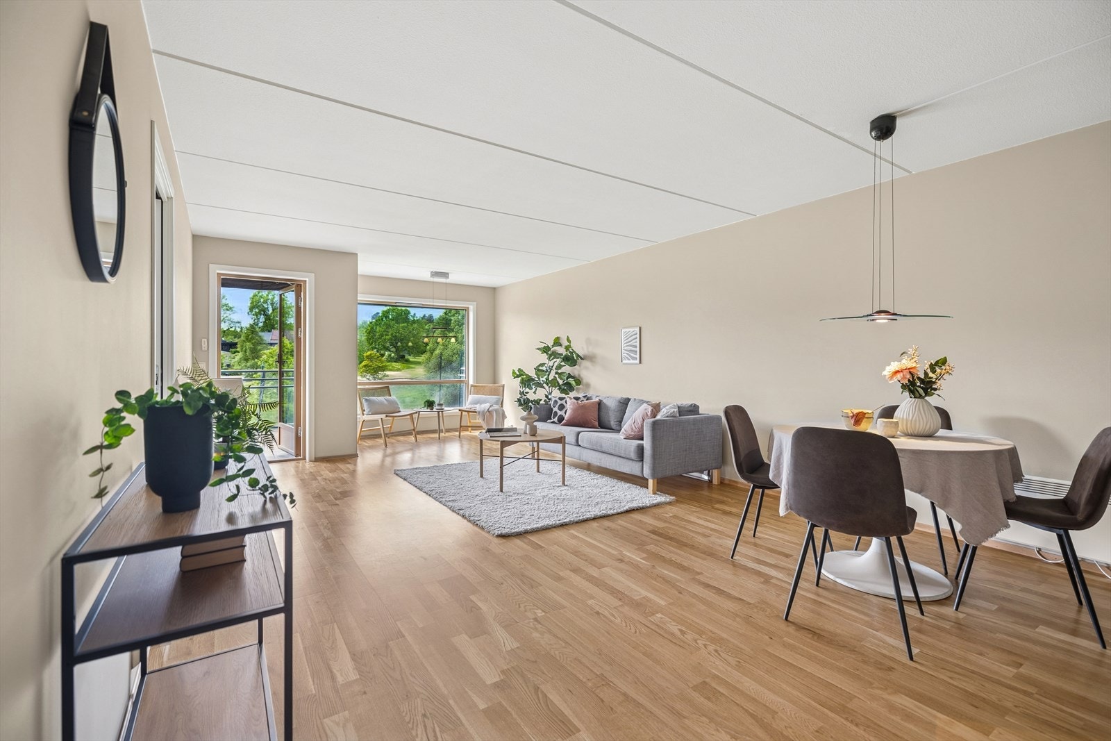 Fra stuen er det utgang til en balkong med utsikt mot golfbanen. Galleribilde