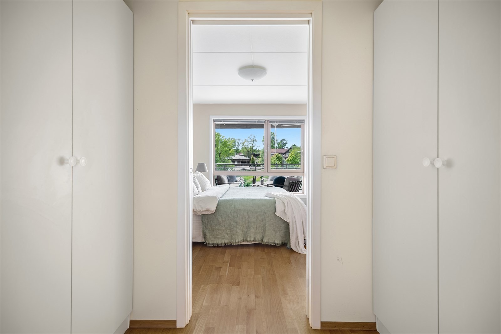 Romslig walk-in garderobe innenfor soverommet. Galleribilde