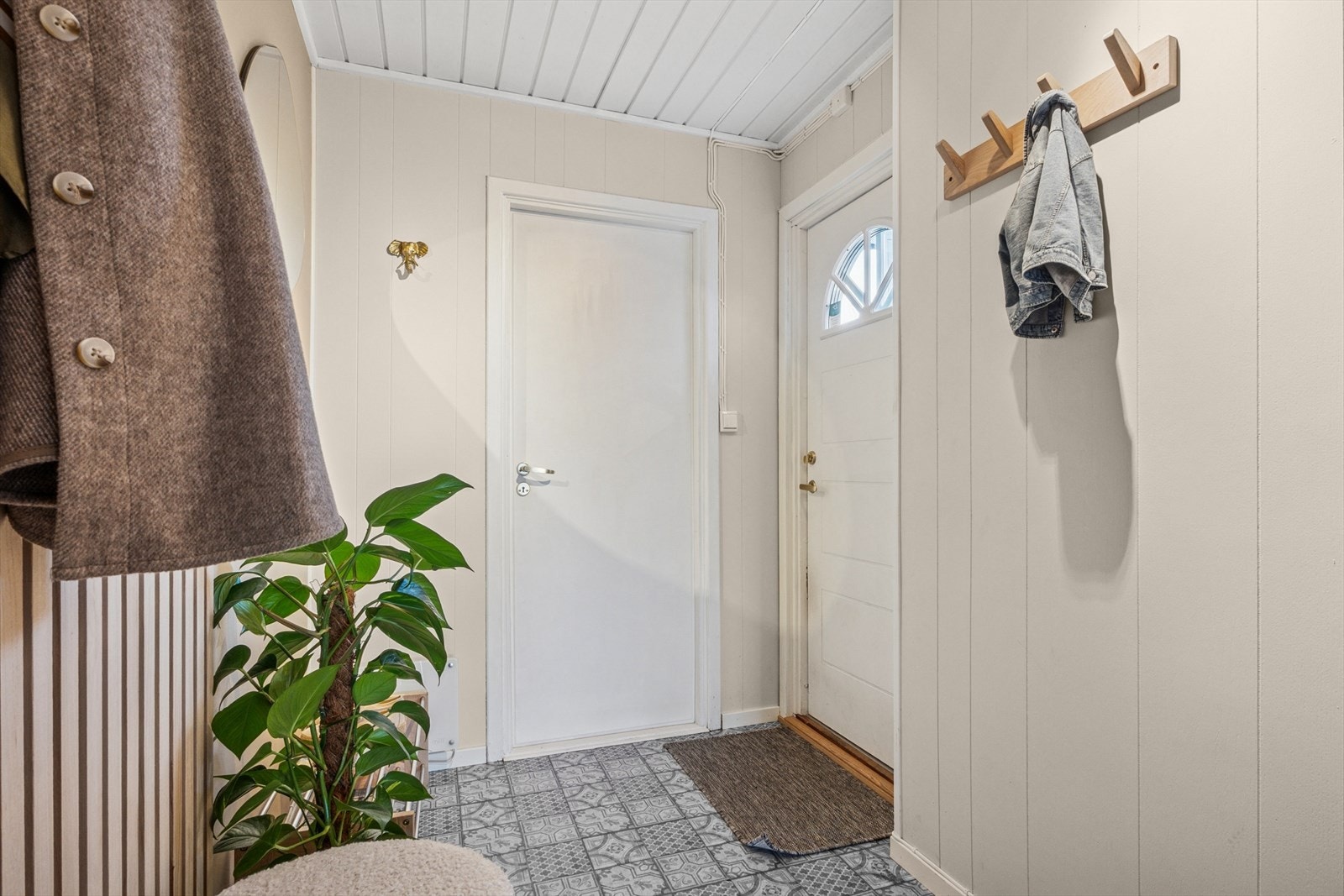 Tilknyttet entréen ligger en bod som egner seg godt til oppbevaring av sesongtøy, sko eller annet utstyr - et praktisk tillegg i hverdagen. Galleribilde