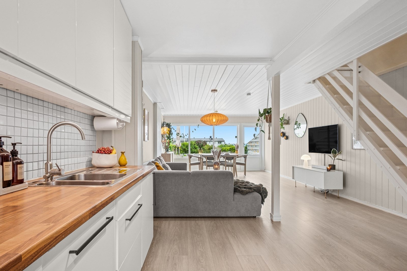 Det er åpen stue og kjøkkenløsning. Galleribilde