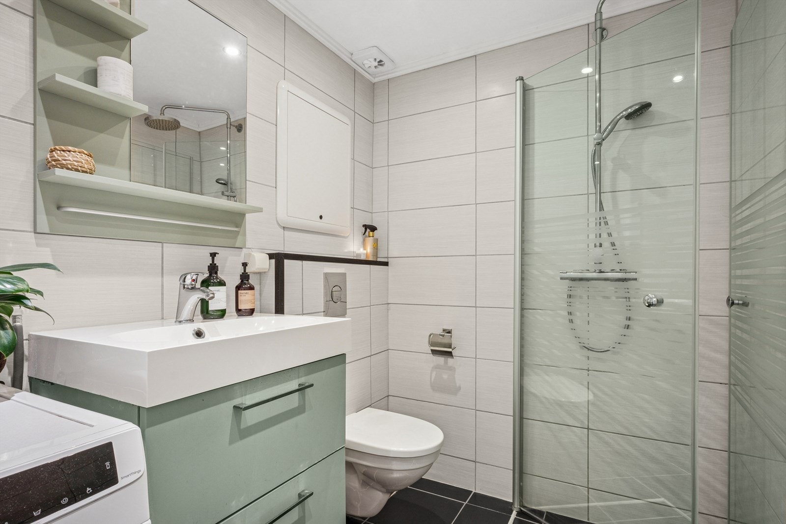 Det største badet har har opplegg for vaskemaskin, veggfestet toalett og dusjhjørne. Galleribilde