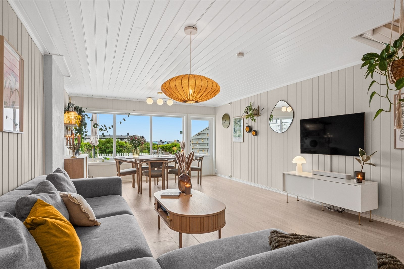 Lys og luftig stue med store vindusflater som slipper inn godt med dagslys. Galleribilde