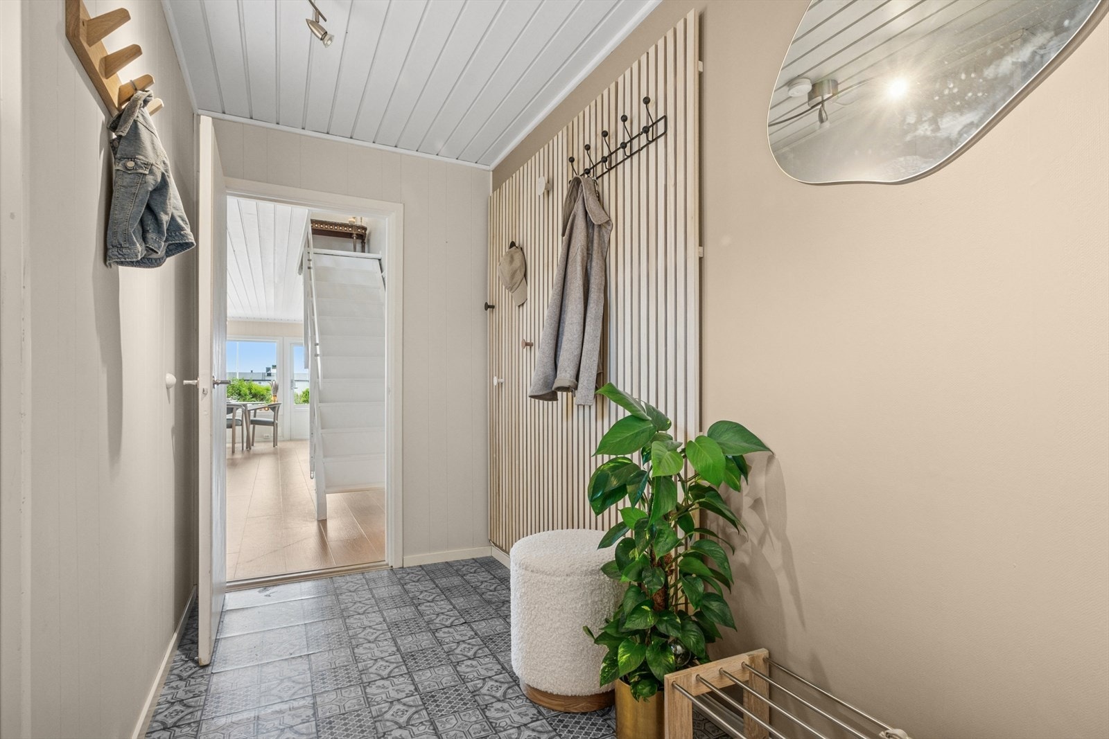 Velkommen inn! Innenfor døren blir du møtt av en entre som gir et godt førsteinntrykk Galleribilde