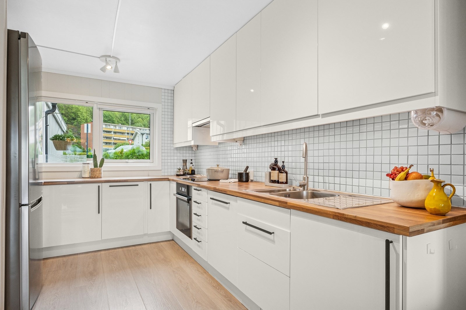 Stilrent fra 2012. Kjøkkenet er utstyrt med integrert komfyr, platetopp og oppvaskmaskin. Galleribilde