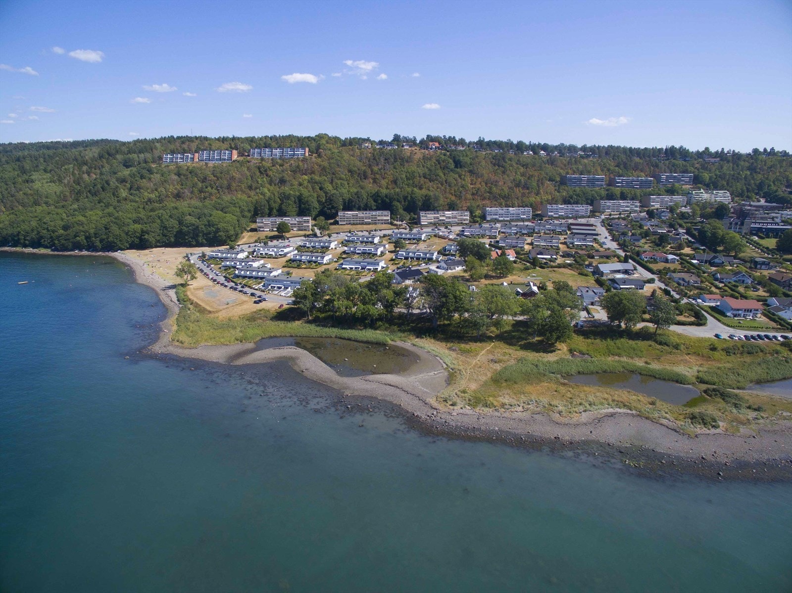 Områdebilde. Refsnesstranda er like i nærheten av eiendommen, en flott og populær strand. Galleribilde