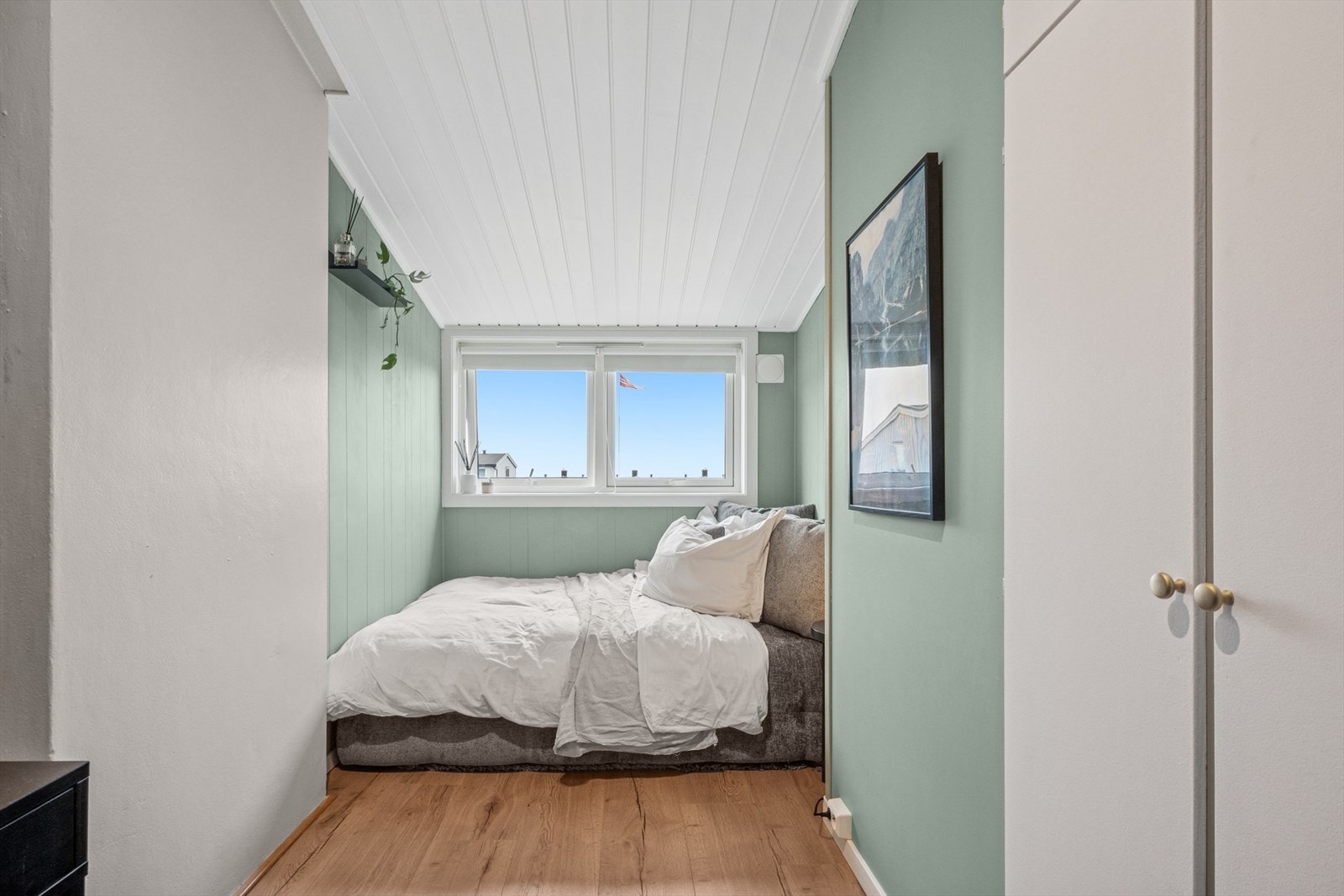 Soverom 2. Alle soverommene har integrerte skap. Galleribilde