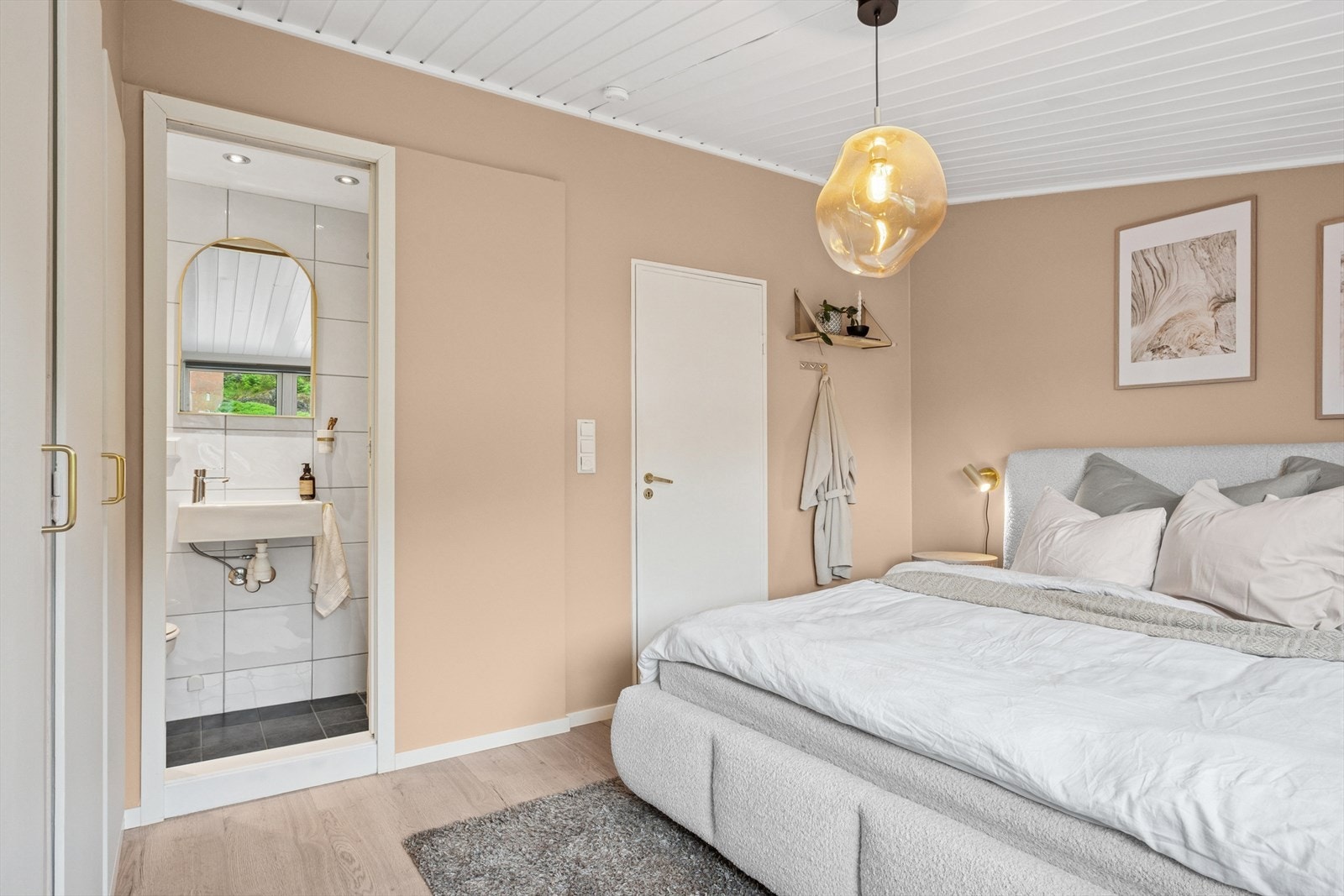 Tilknyttet hovedsoverommet finner vi det andre badet. En praktisk løsning. Galleribilde