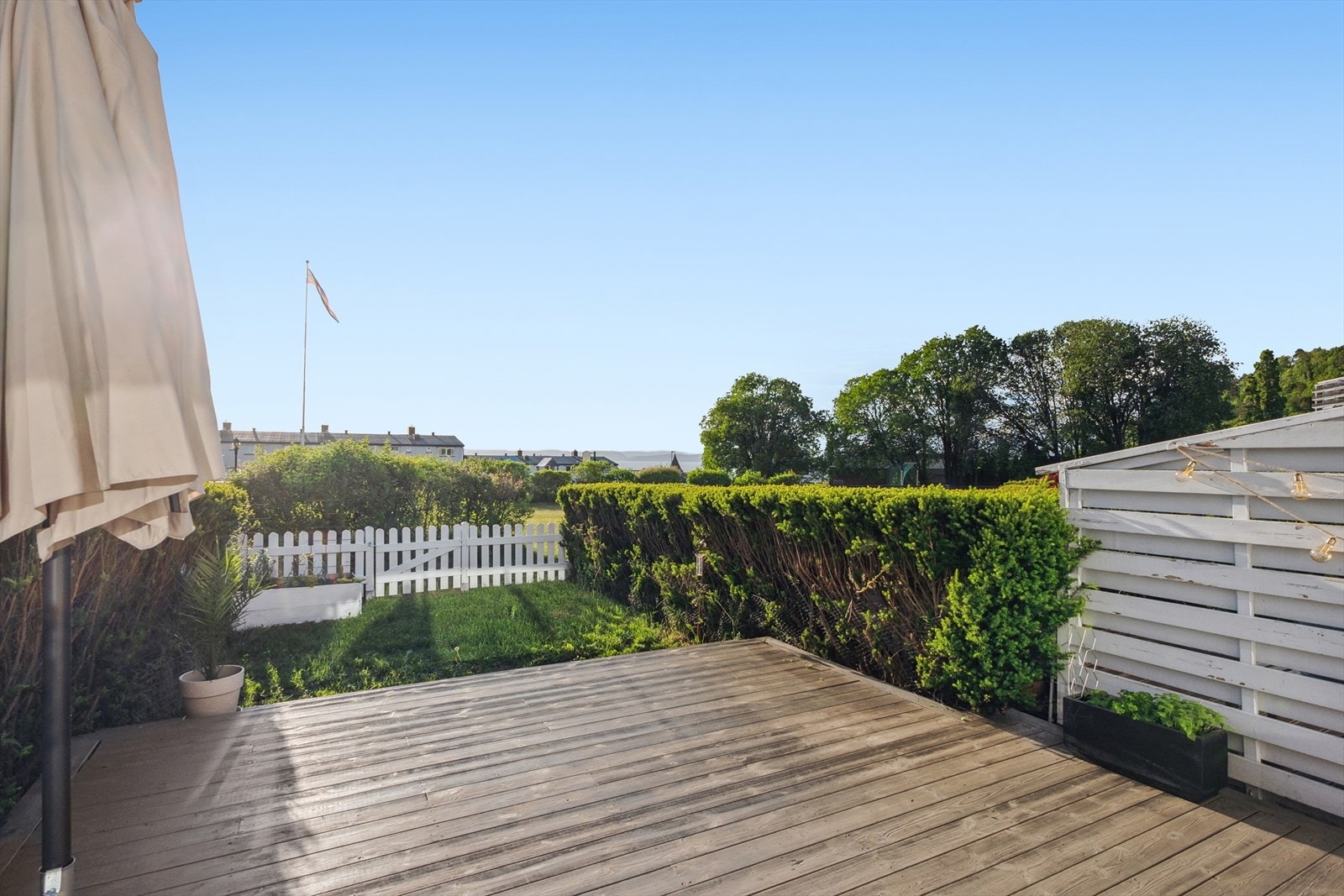 Fra stuen er det utgang til solrik vestvendt terrasse. Galleribilde