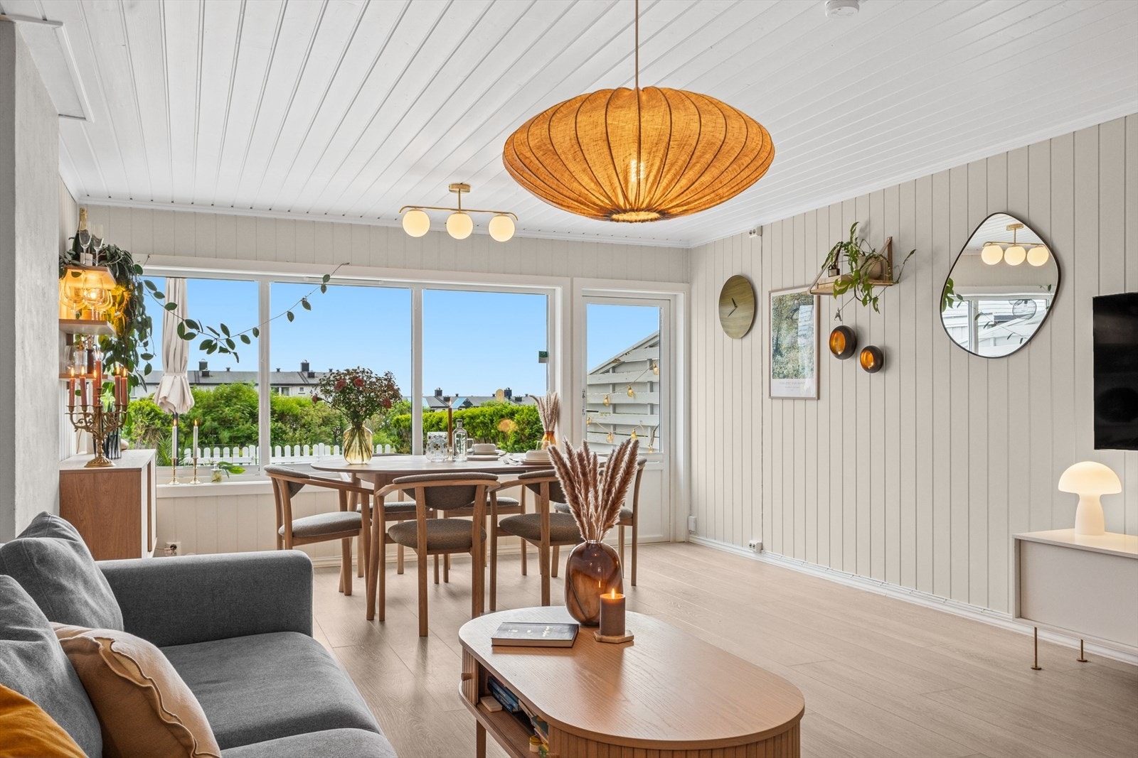 Stuen er malt i lyse og behagelige farger. Galleribilde