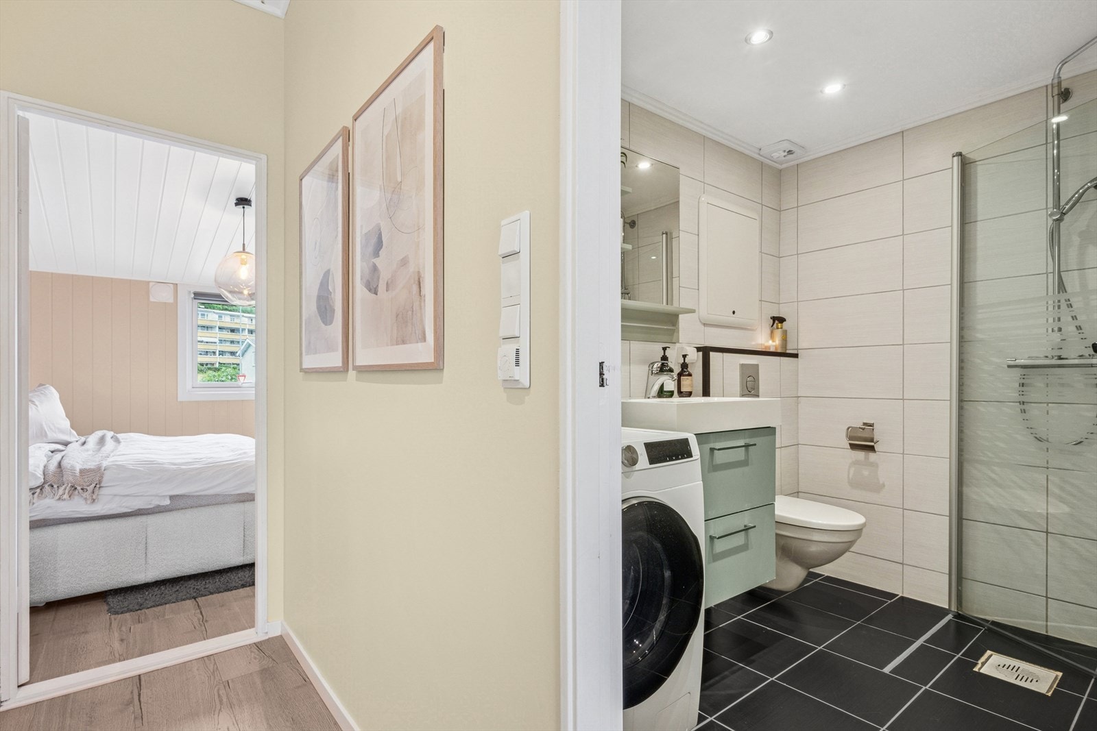 Videre opp til boligens 2.etasje hvor vi finner de tre soverommene og to bad. Galleribilde