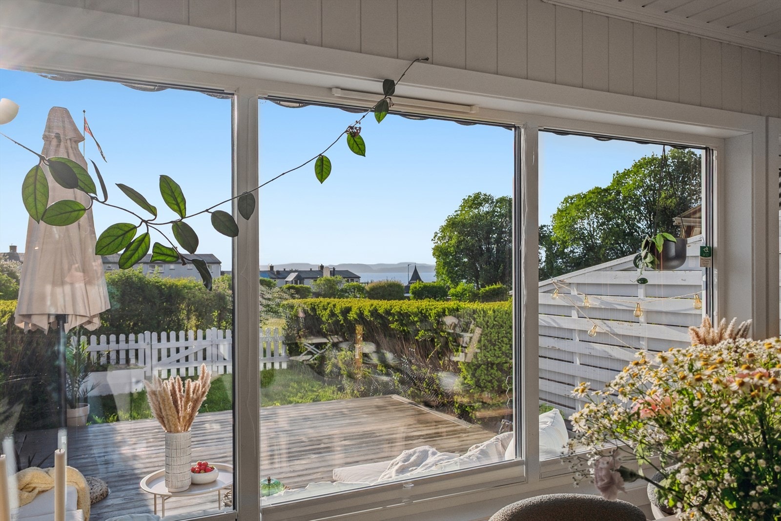 Utsikt mot Refnes gods og fjorden! Galleribilde