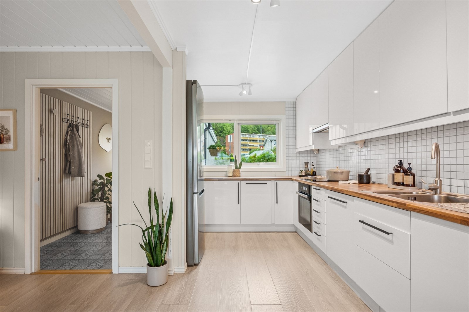 Kjøkken har slette fronter og laminat benkeplate. God skapplass og arbeidsflater gjør det enkelt å holde orden. Galleribilde