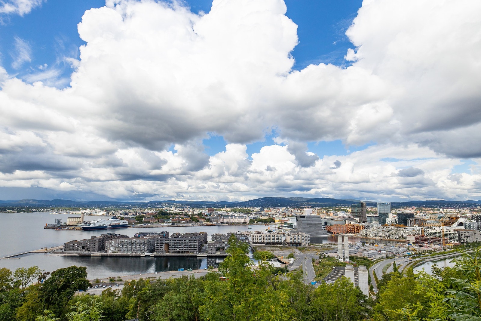 Utsikt fra Ekeberg mot Oslo sentrum og fjorden - et av byens mest populære utkikkspunkter. Galleribilde