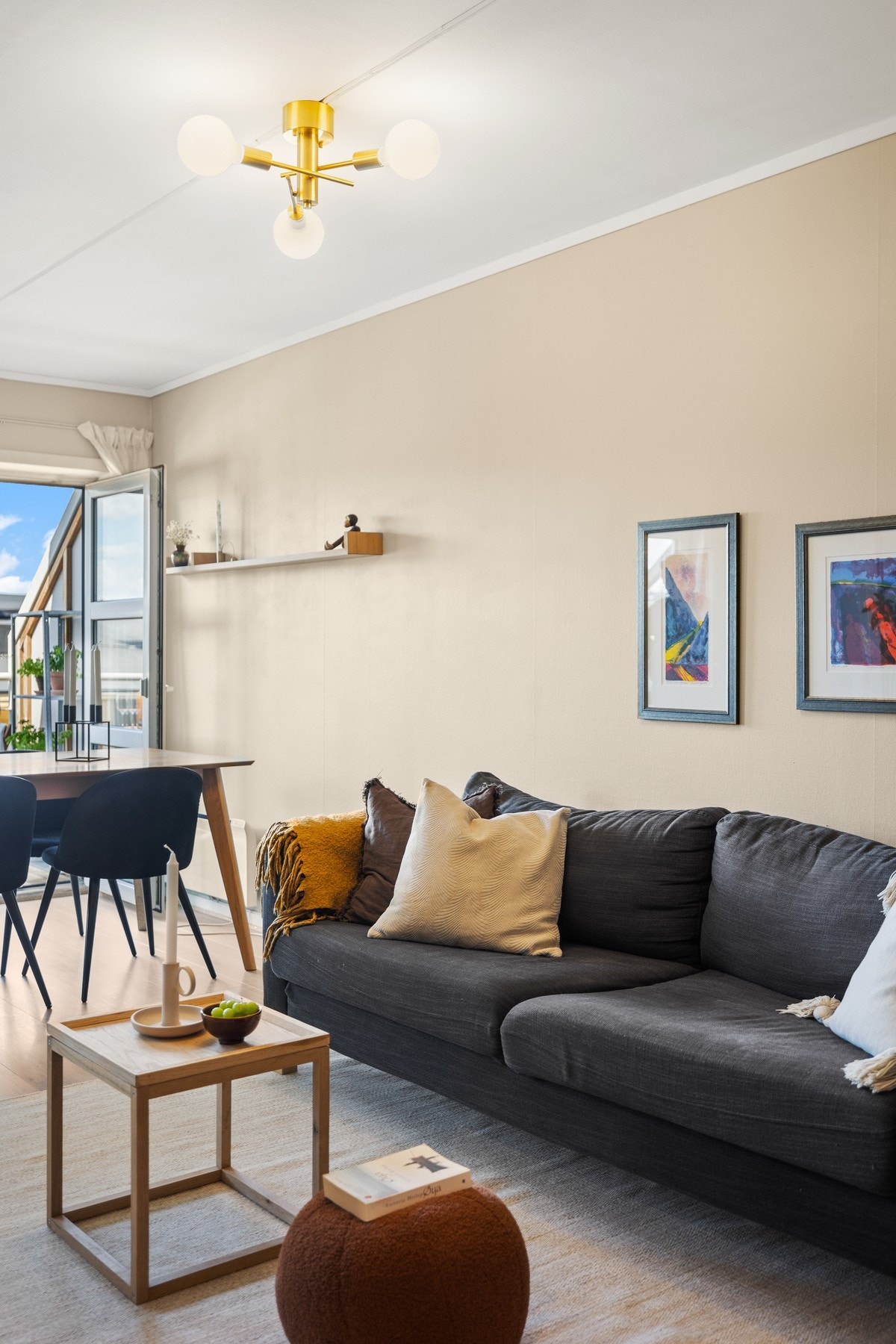 Det er god plass til sofaseksjon og medievegg. Galleribilde