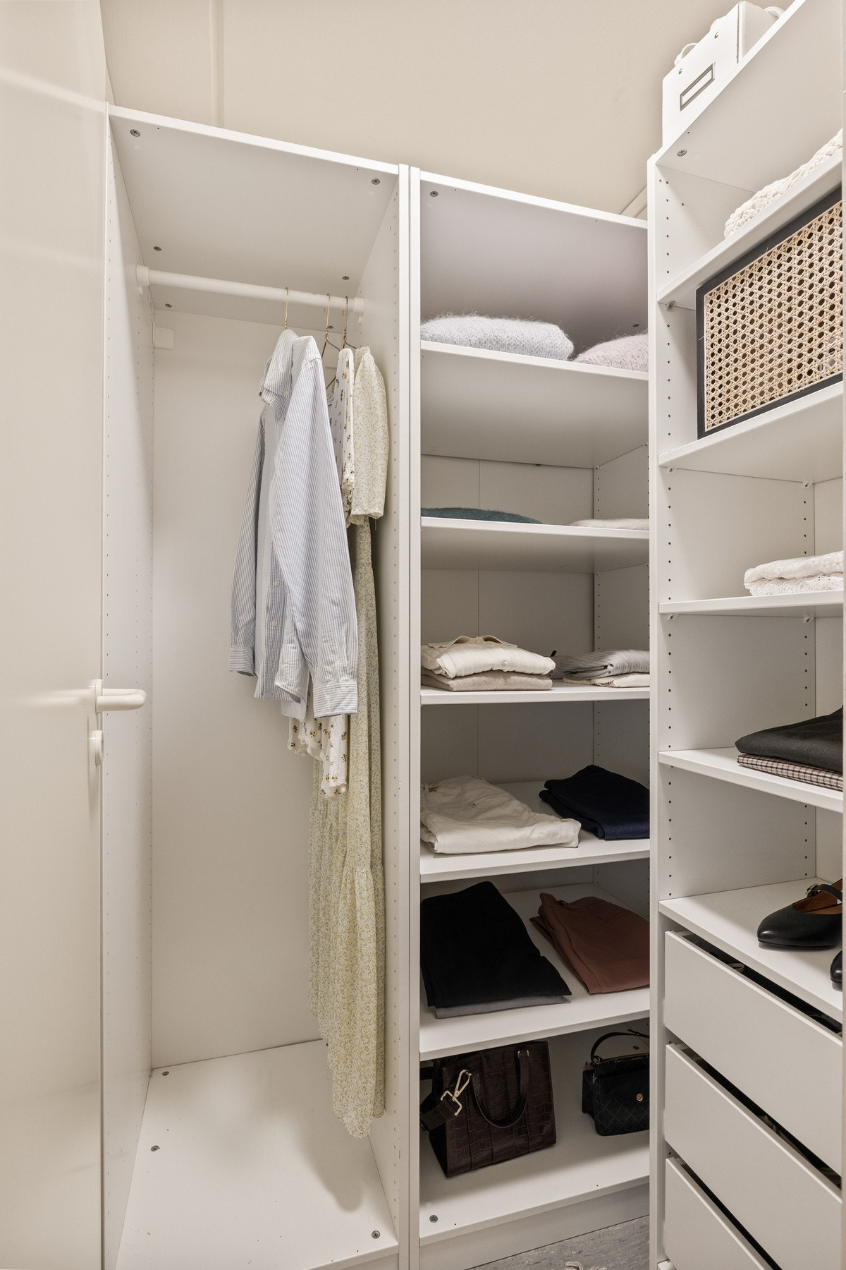 Praktisk innvendig bod med PAX-garderobe. Galleribilde