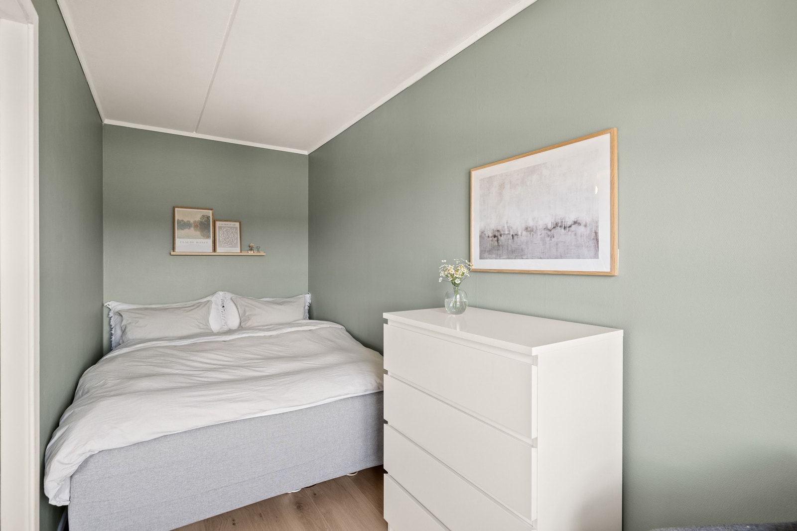Det er god plass til kommode eller garderobeskap. Galleribilde