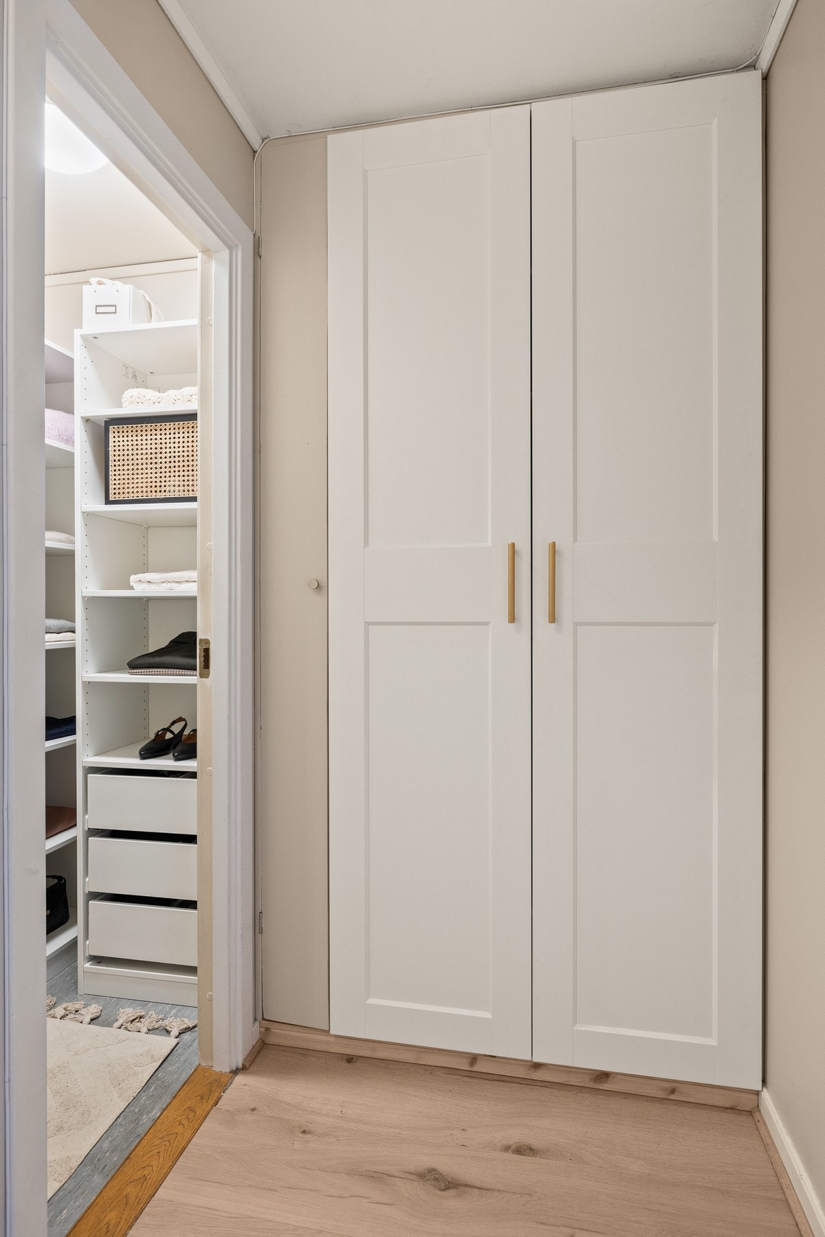 Det er god lagringsplass i garderobe i gang, samt i innvendig bod. Galleribilde