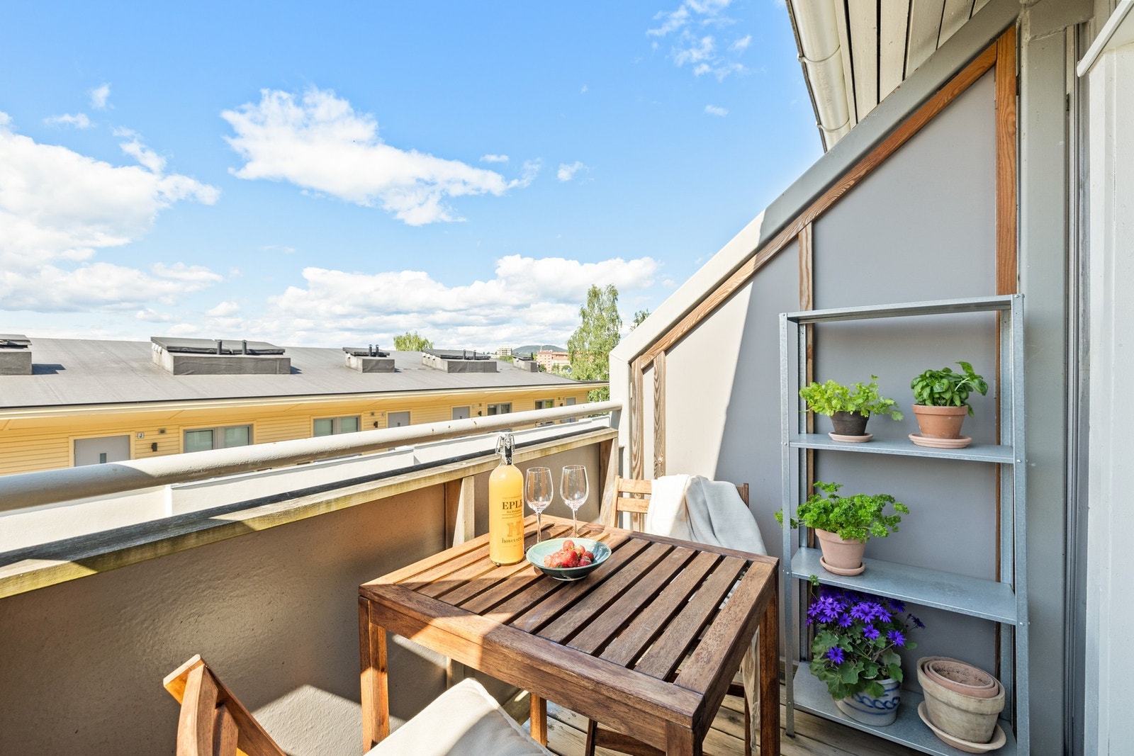 Vestvendt balkong med svært gode solforhold på ettermiddag og kveld! Galleribilde