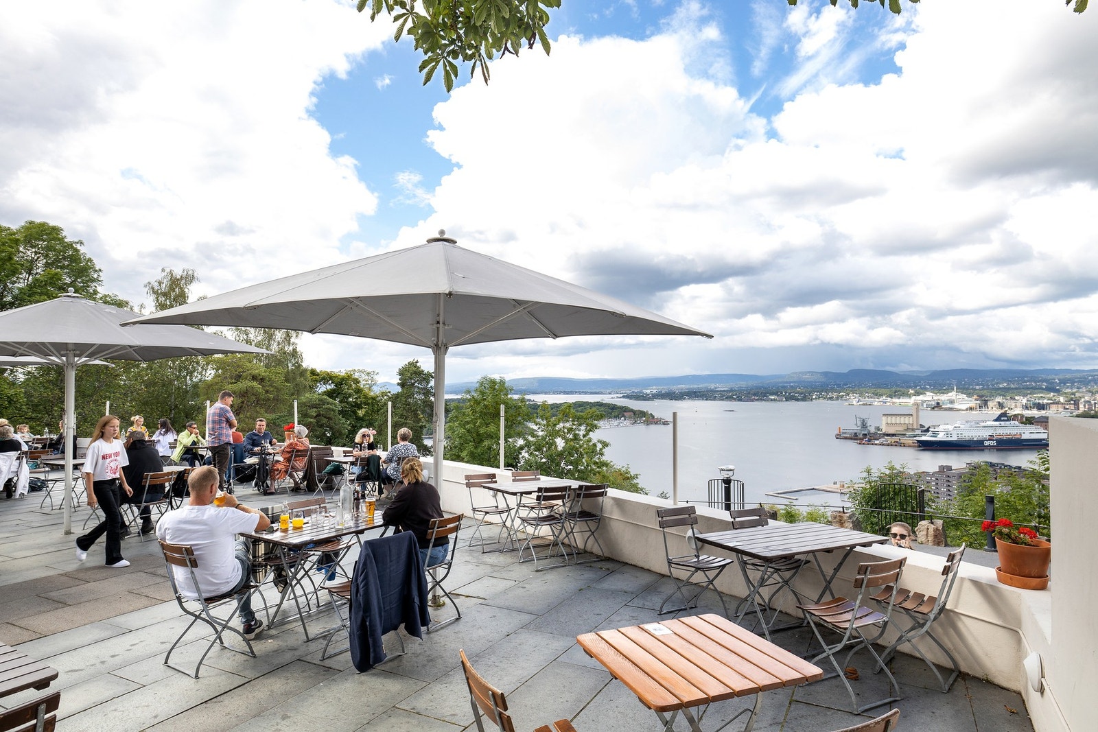 Ekebergrestauranten - en av Oslos mest ikoniske restauranter med panoramautsikt over byen og fjorden. Galleribilde