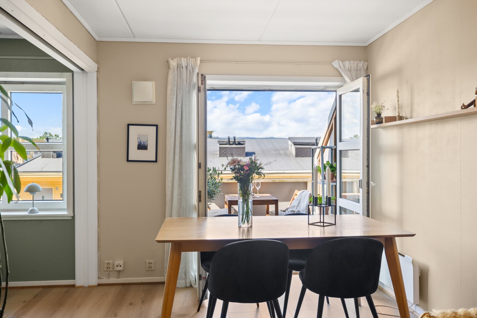Fra stuen er det videre utgang til den flotte balkongen! Galleribilde