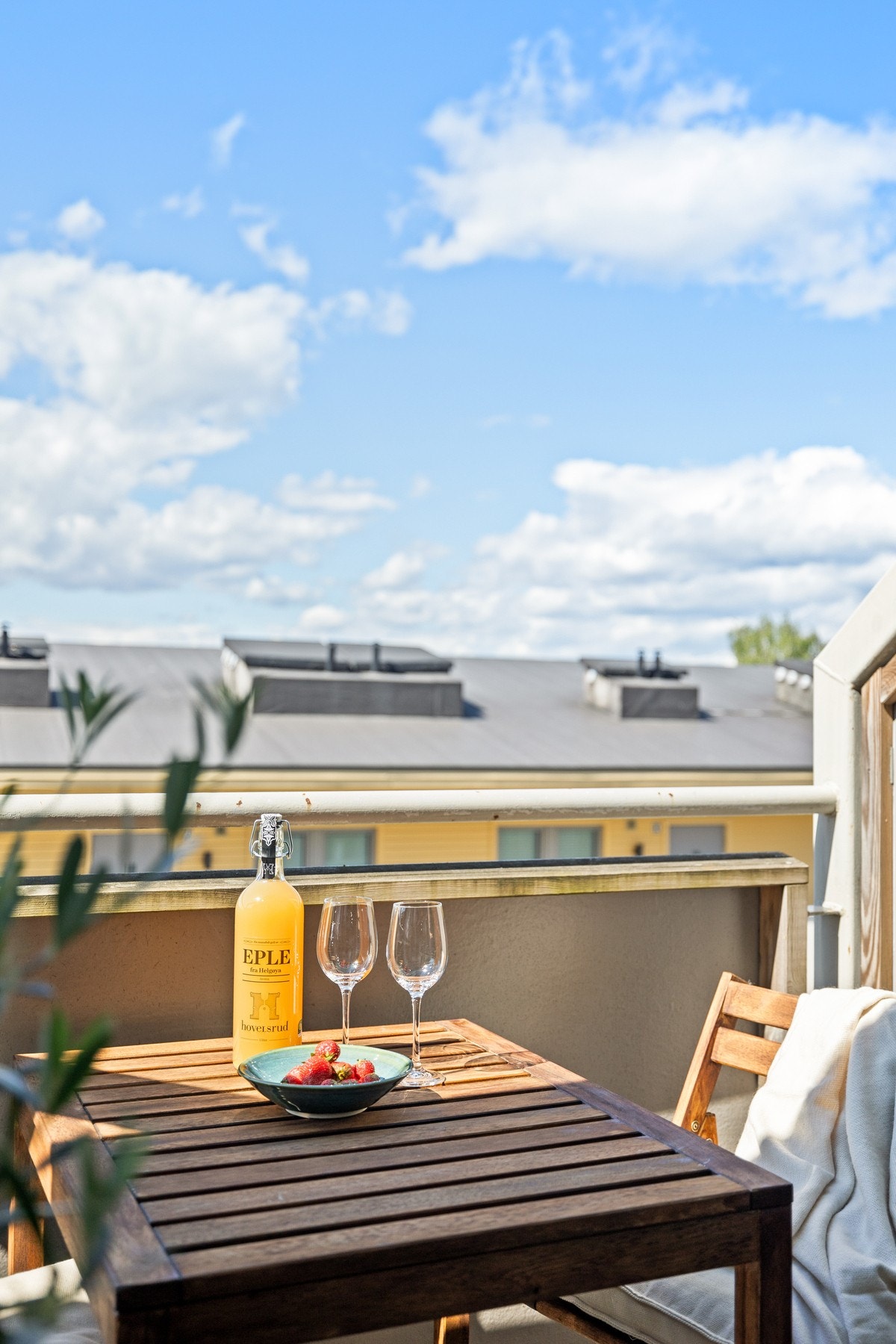 Her kan man nyte solfylte dager med noe godt i glasset. Galleribilde
