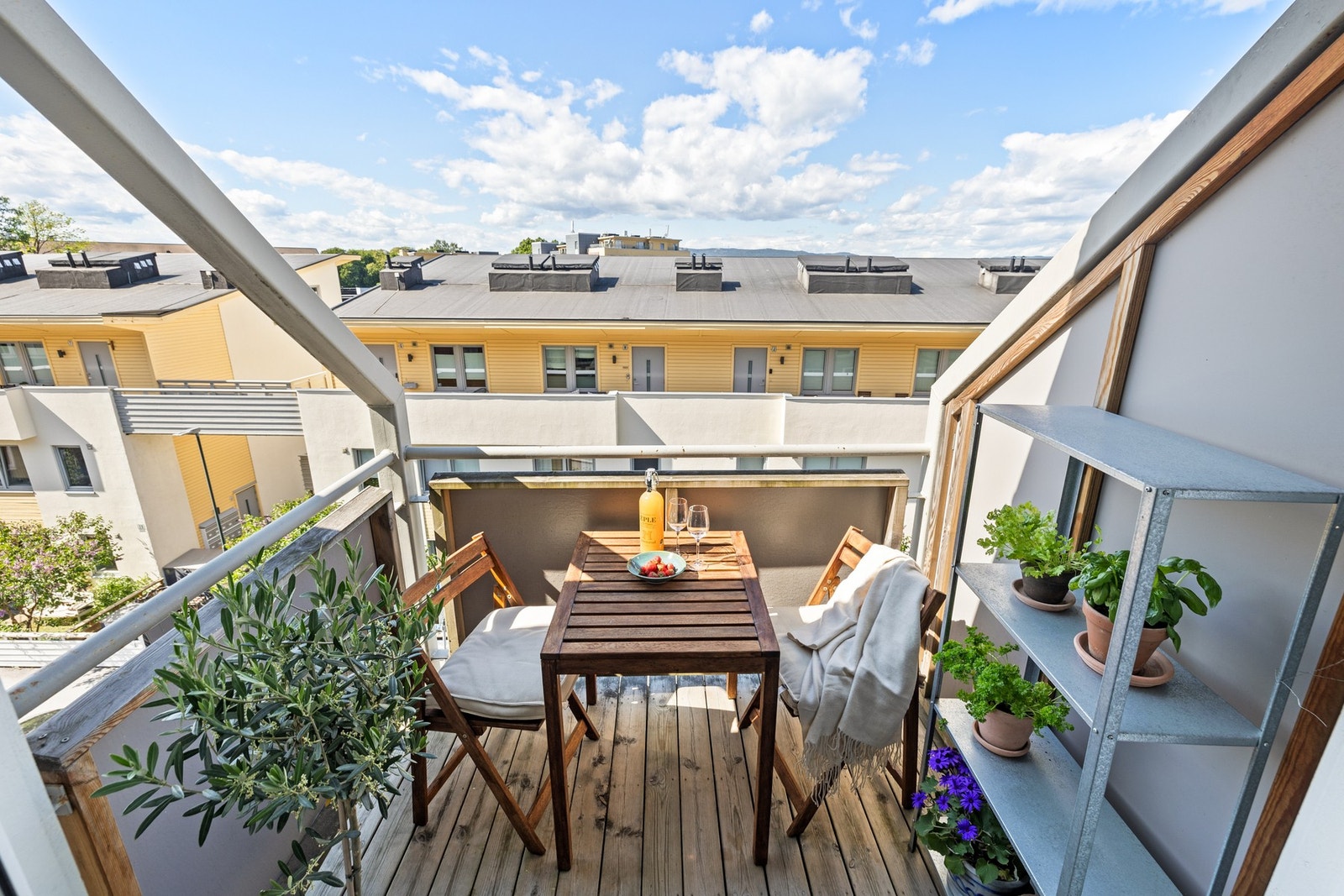 Balkongen er på ca. 3,2 kvm og har plass til et lite bord med tilhørende stoler. Galleribilde