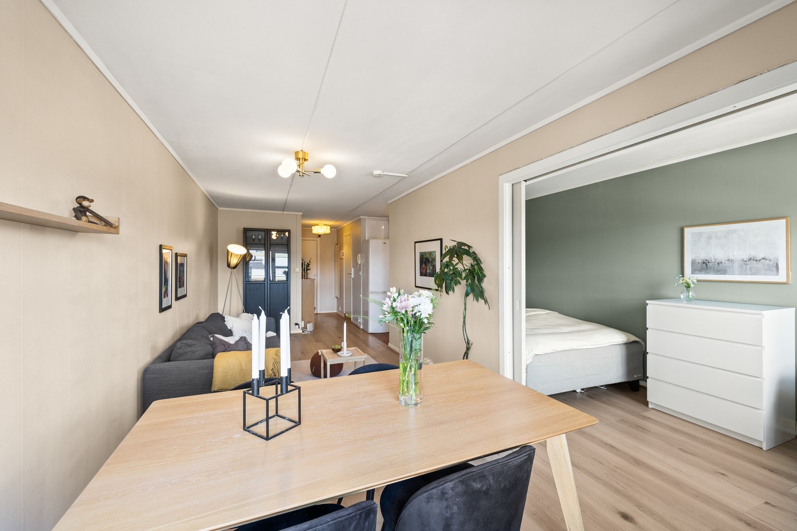 I 2022 ble alle flater malt i moderne fargekombinasjoner, og det ble lagt nytt laminatgulv i hele leiligheten. Galleribilde