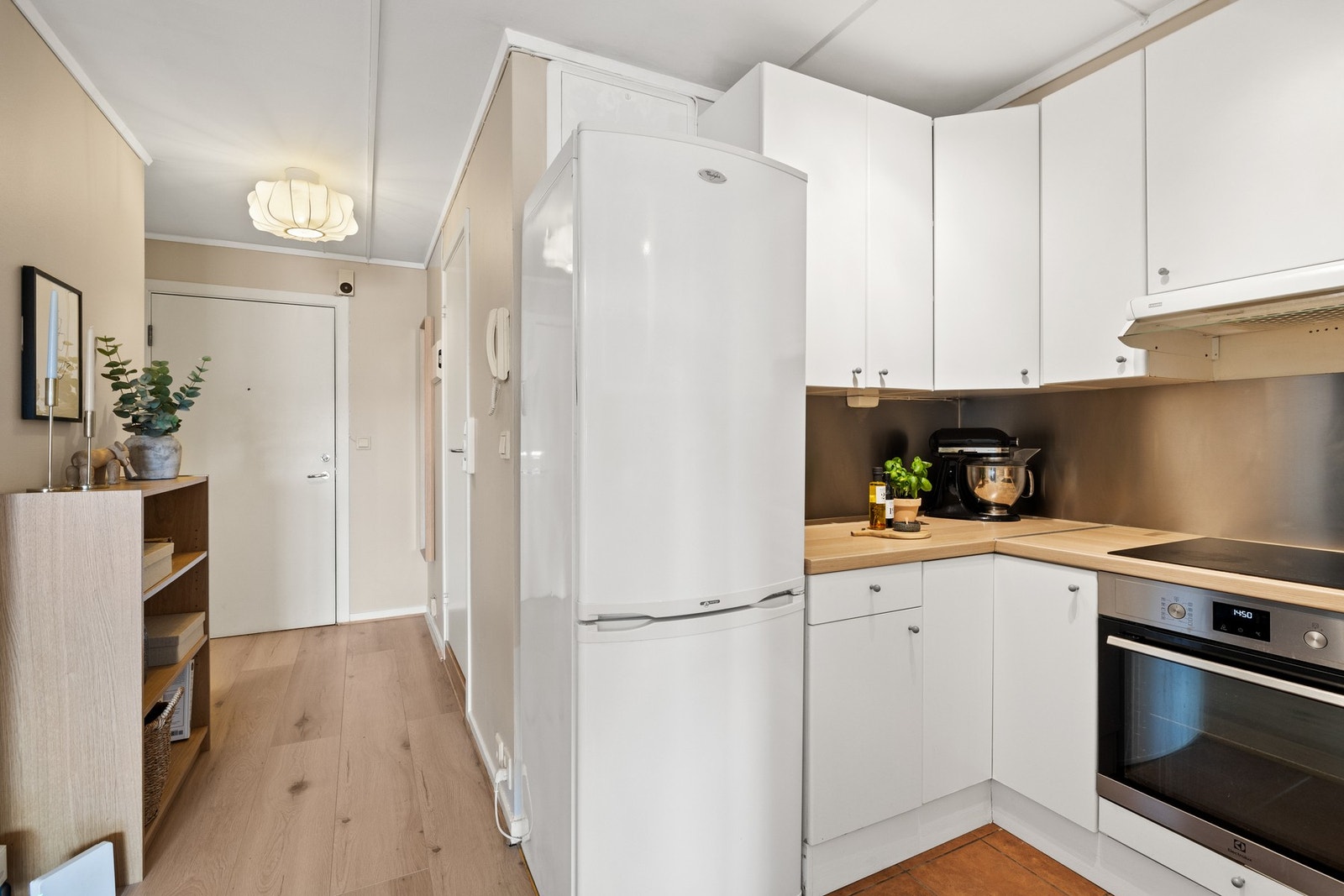 Det er opplegg for frittstående kjøl-/frys. Galleribilde