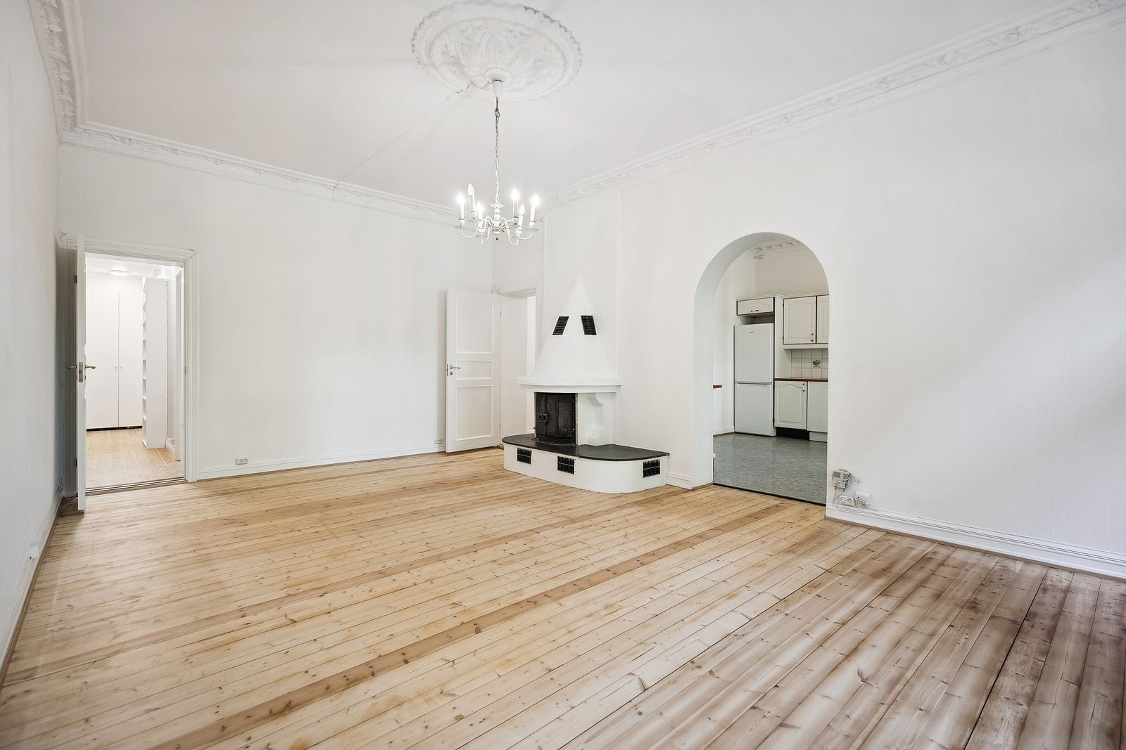 Fra stue er det åpening inn til romslig kjøkken Galleribilde