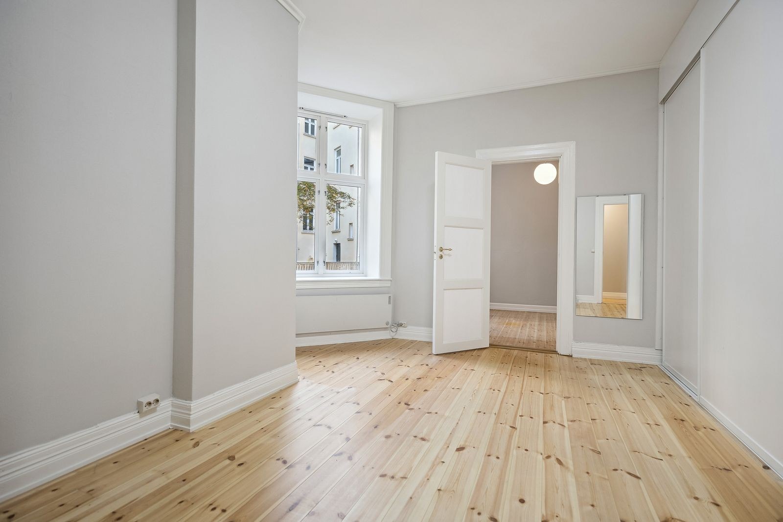 Hovedsoverom vender mot bakgård og leies ut med skyvedørsgarderobe Galleribilde