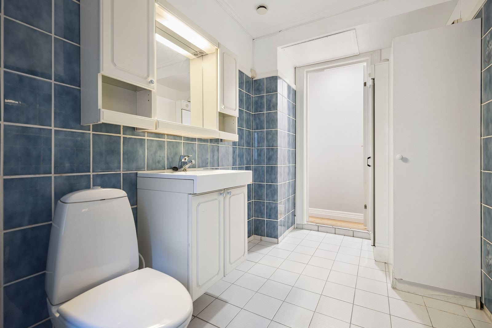 Badet har tørkeskap Galleribilde