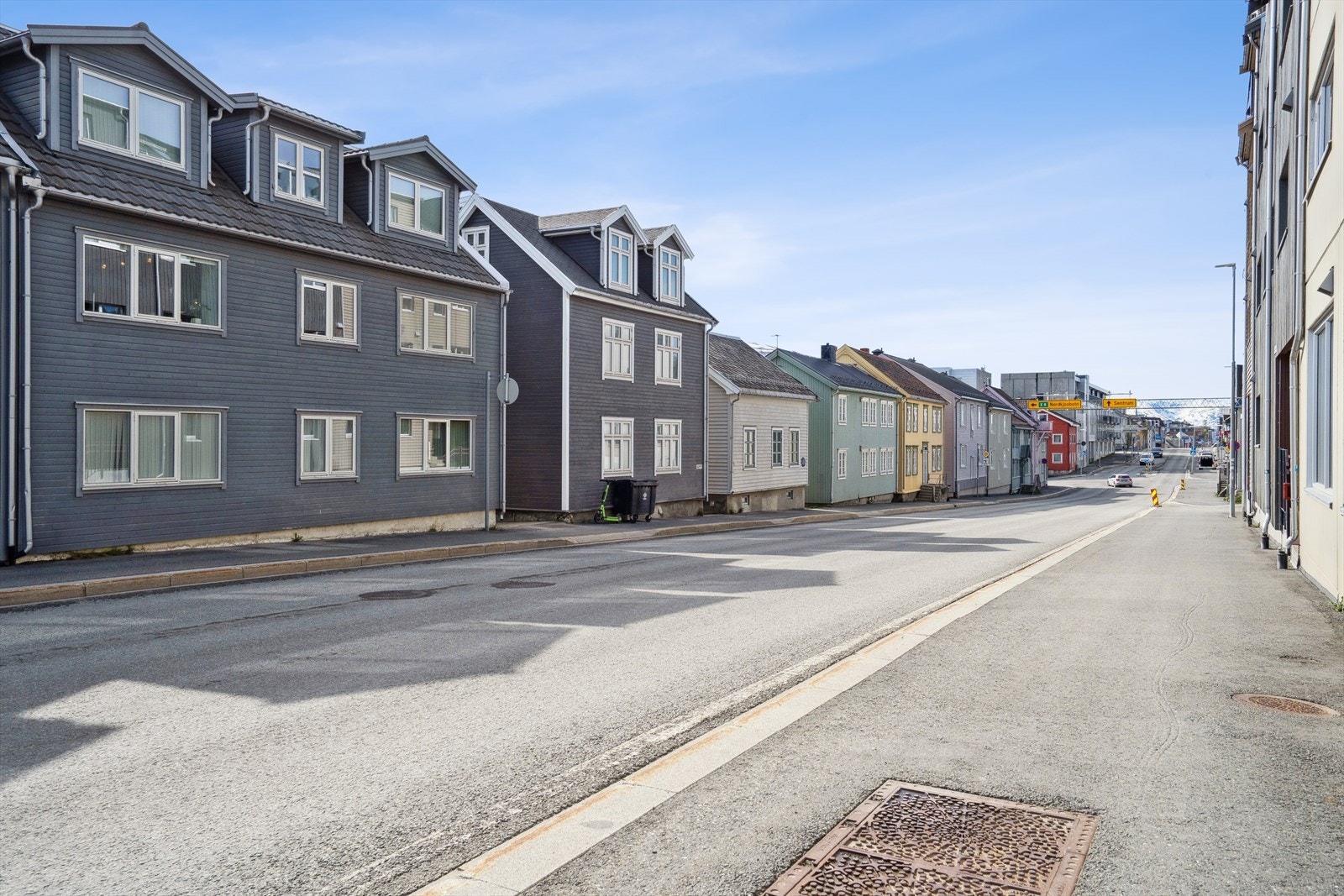 Eiendommen har en svært sentral beliggenhet med få minutters gange til alt av sentrumsfasiliteter. Galleribilde