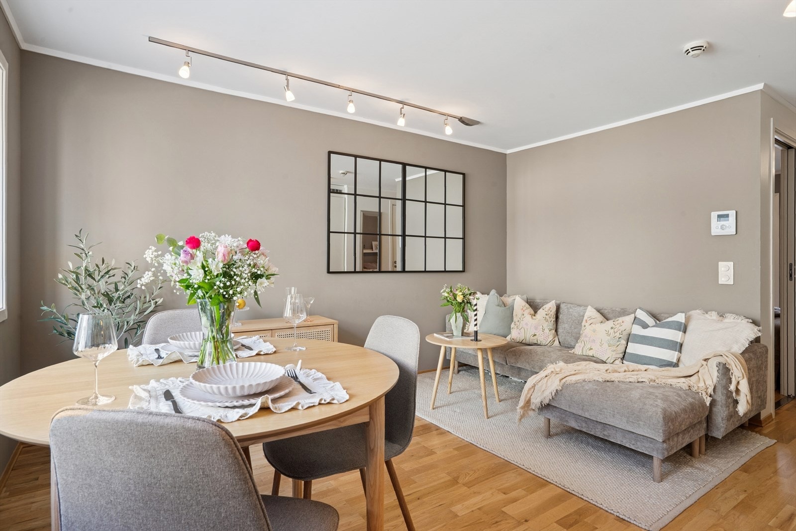 Den åpne løsningen gjør at du har fine møbleringsmuligheter med plass til sofa og spisebord. Galleribilde