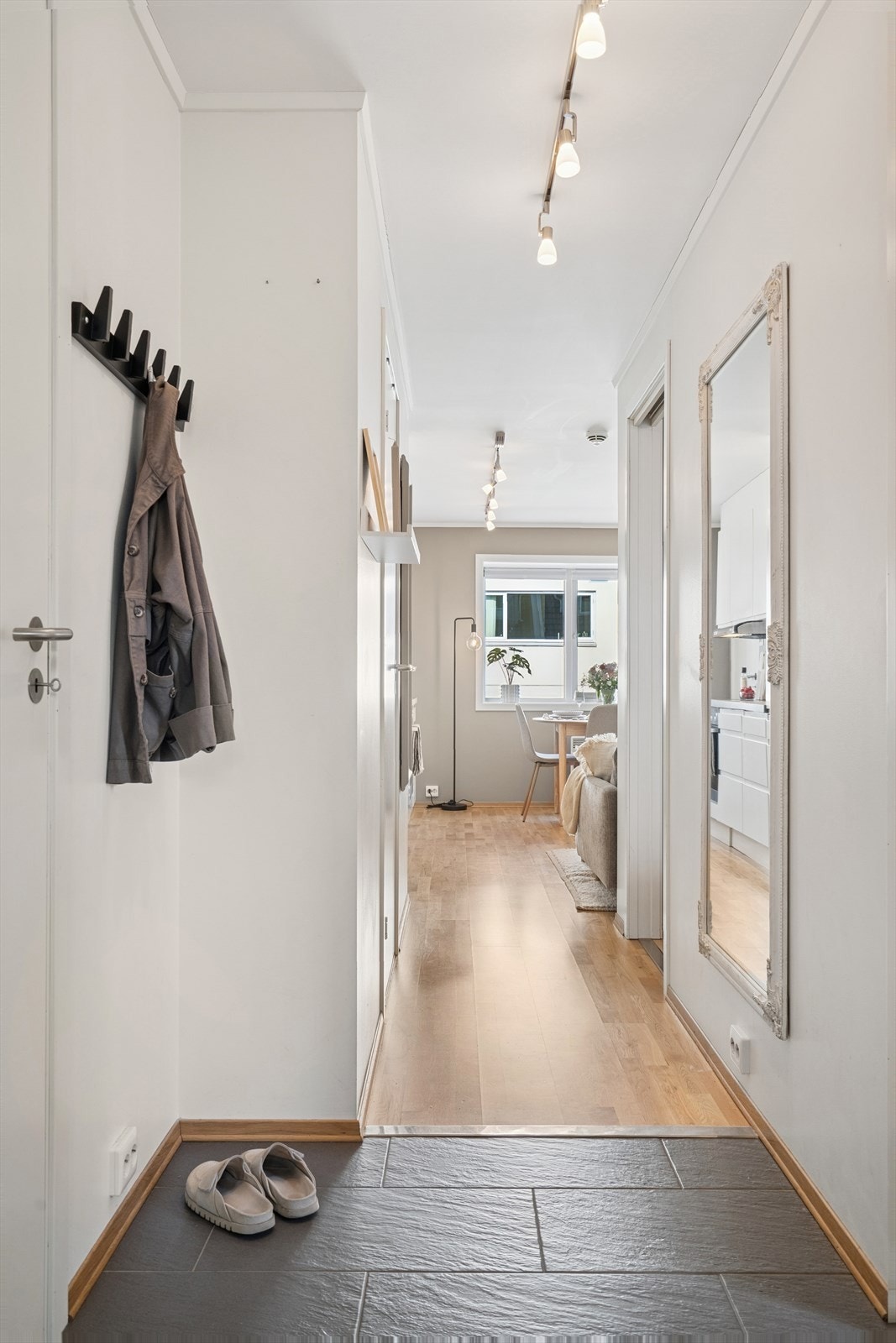 Du ønskes velkommen inn i en lys og fin entré med direkte tilgang til en bod. Galleribilde