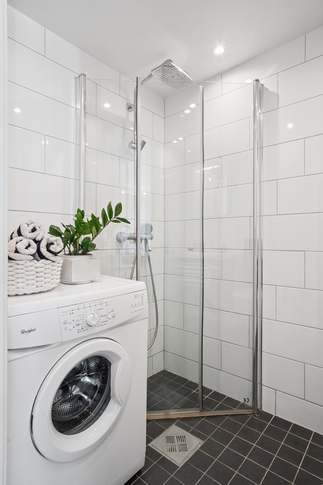 Videre er det dusjhjørne med innfellbare glassdører og opplegg for vaskemaskin. Galleribilde