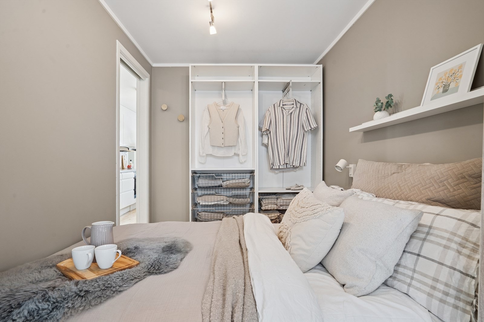 Hovedsoverommet er lekkert utført med beige vegger og to garderobeløsninger. Galleribilde