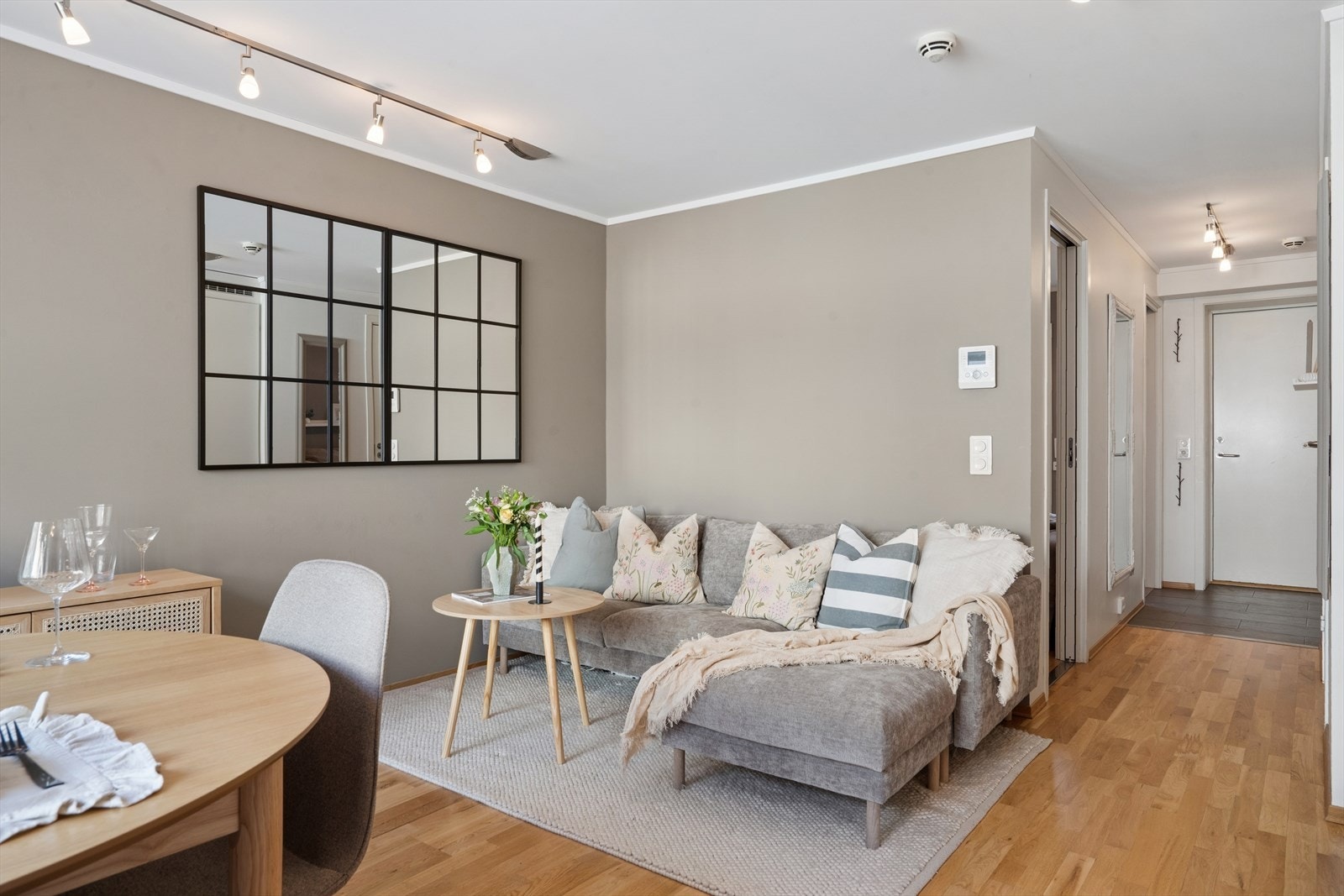 Planløsningen er svært praktisk og inkluderer en stue og kjøkken i åpen løsning. Galleribilde