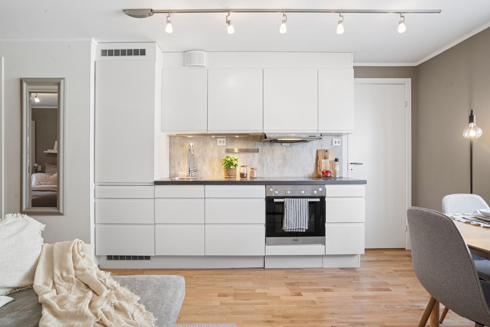 Innredningen er praktisk utformet slik at du har det du behøver av skap og benkeplass. Galleribilde