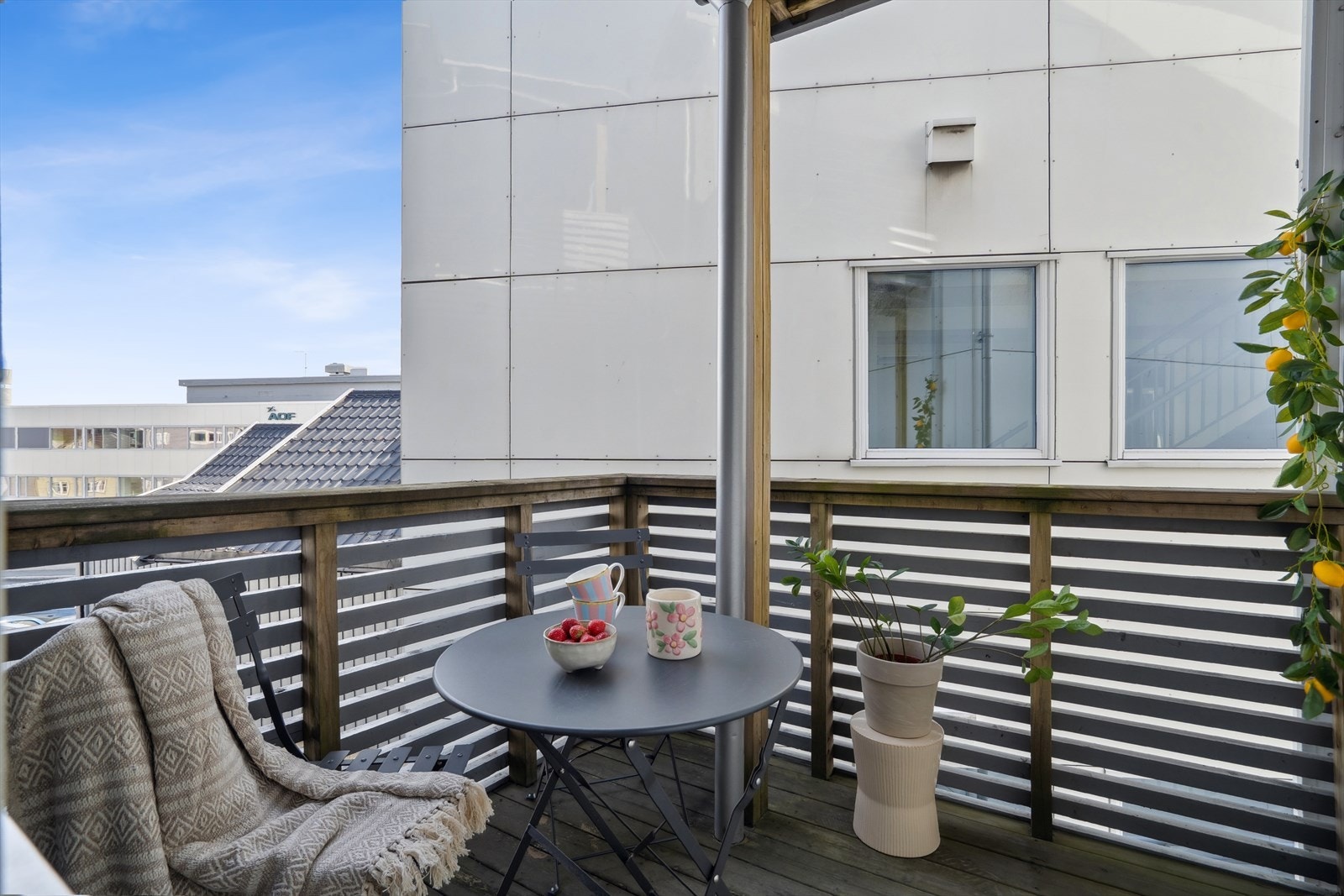 På balkongen har du plass til en liten sittegruppe, der du kan nyte sommerdagene. Galleribilde