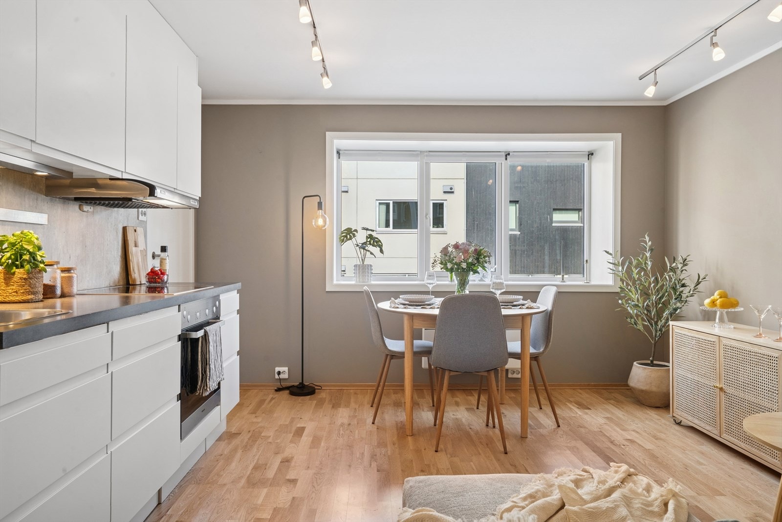 Kjøkkenet har en flott HTH-innredning med integrerte hvitevarer. Galleribilde