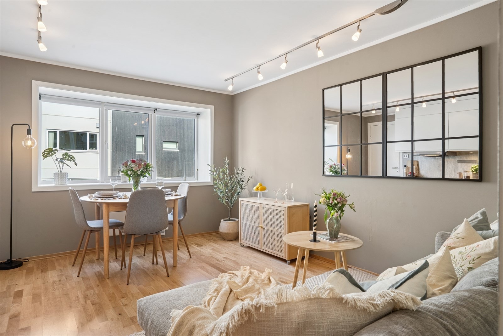 Det er god belysning fra spotskinner i taket samt store vindusflater. Galleribilde