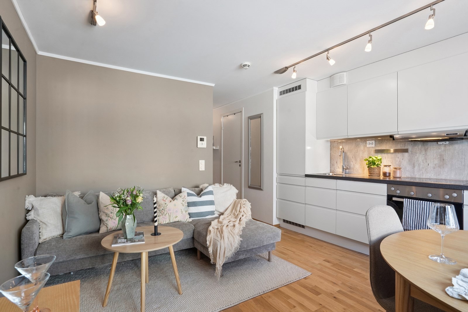 Leiligheten ligger i et boligbygg fra ca. 1950 som ble ombygget og renovert i sin helhet i 2012. Galleribilde