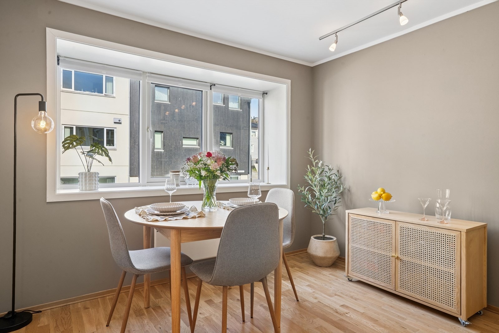 Rundt spisebordet kan du samle venner til en hyggelig middag. Galleribilde